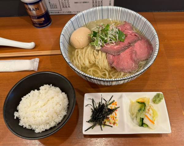 「【夏季限定】冷たい煮干しぶっかけ（塩）」@自家製手もみ麺 鈴ノ木の写真