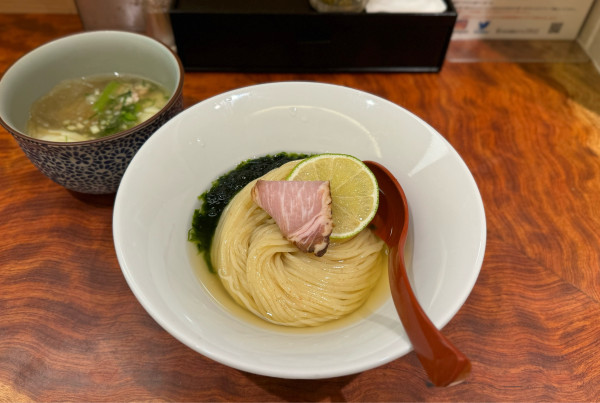 「【試作】冷やしつけ麺（塩）¥1300、海老ワンタン¥250」@三馬路 東京店の写真