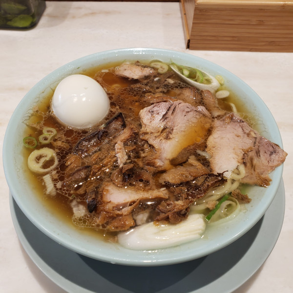「茹で卵チャーシュー麺　1300円」@ちえちゃんラーメンの写真