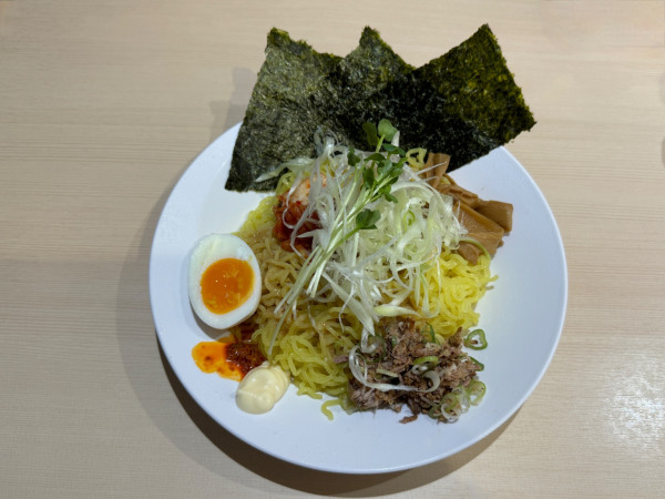 「冷やし中華　950円」@へそまがりラーメンの写真