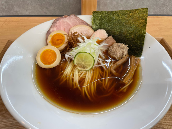 「特製地鶏生醬油らぁ麺」@麺や えねるの写真