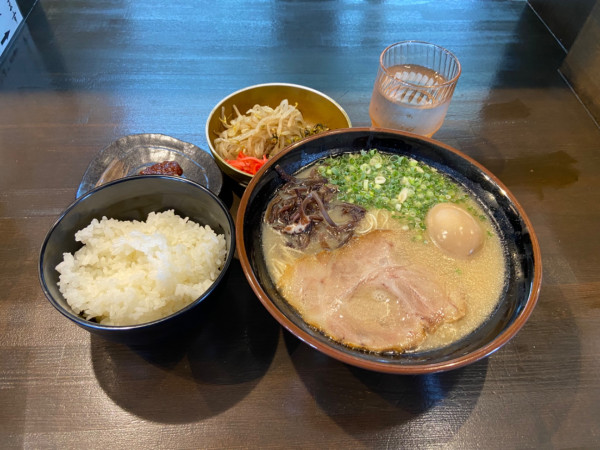 「博多ラーメン味玉のせ(920円)」@博多らーめん 麺屋 小鉄 日立店の写真
