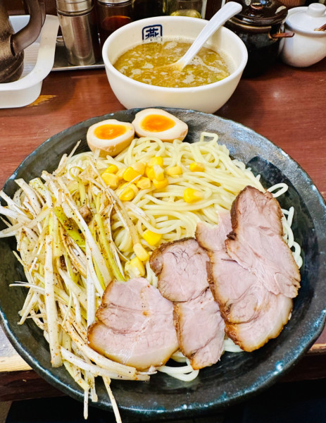 「つけ麺らいおんチャーシュー【1410円】」@らいおん 府中本店の写真