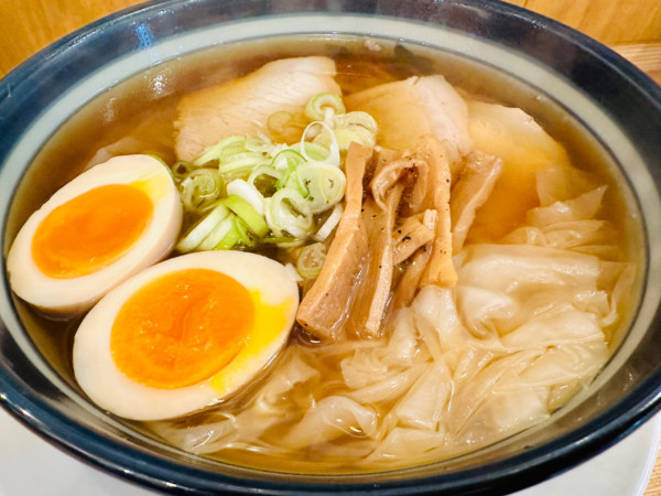 「煮玉子ワンタンメン【1100円】」@ワンタンメンの満月 三鷹店の写真