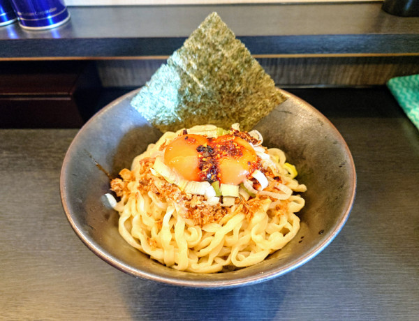 「限定 冷やしスパイシーまぜそば+卵黄×2」@麺屋なにがしの写真