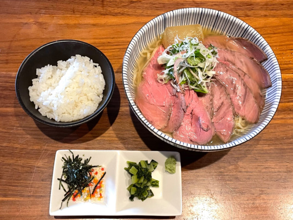 「＜季節の限定＞ 夏 冷たい煮干しぶっかけ 1300円」@自家製手もみ麺 鈴ノ木の写真