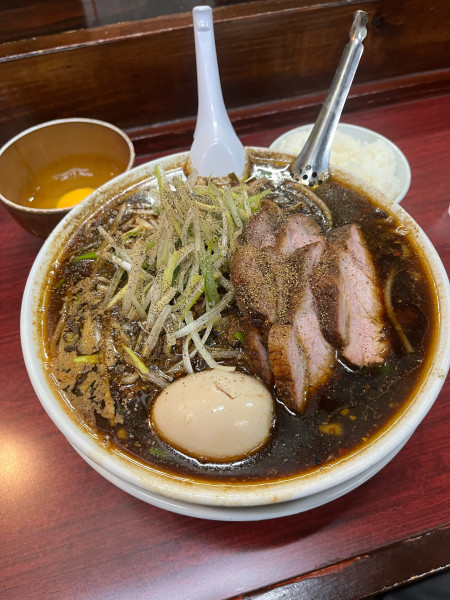 「【限定】すず喜ブラックver13＋特製TP＋専用小ライス＋生卵」@鶏こく中華 すず喜の写真