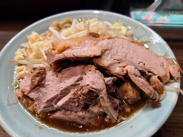 「ラーメン（麺硬め）+サービス豚」@ラーメン 悔いなしの写真