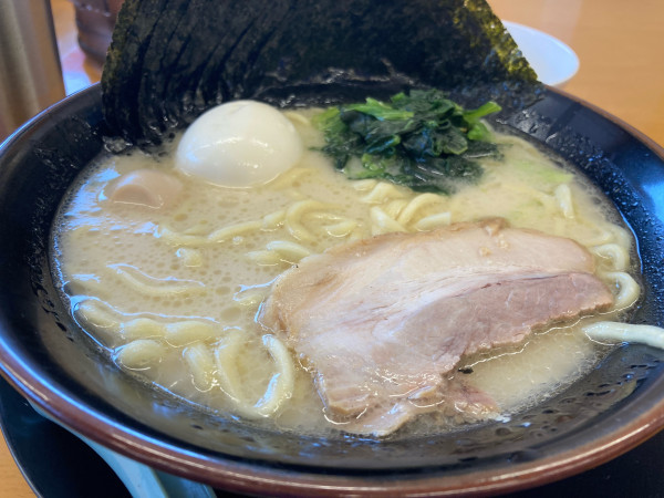 「塩ラーメン+🉐パスポート海苔マシ+サービスミニライス」@横浜家系ラーメン 宮本商店 ひたちなか店の写真