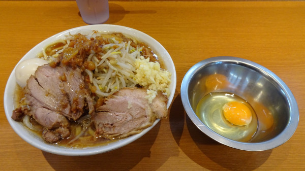 「小ラーメン（1,080円）＋味玉＋生玉子　ニンニクアブラ」@麺屋豚道場ぶた壱の写真