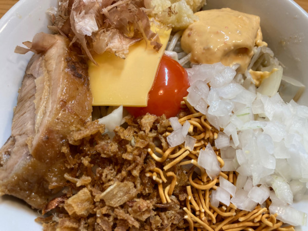 「【限定】ハイマウントまぜそば+タマネギ」@鷹の目 西巣鴨店の写真