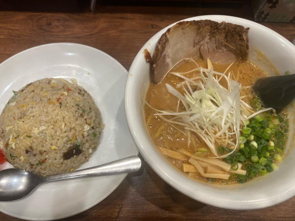「鶏白湯 味噌　850円+半炒飯セット　350円」@らーめん 麺のひな詩の写真