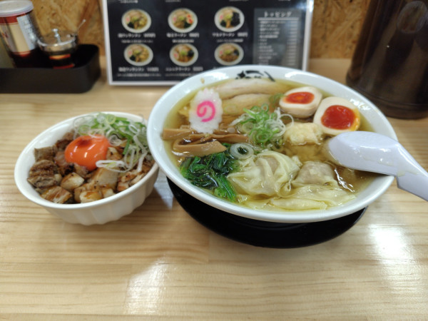 「肉海老ワンタンメン＋味玉&炙りチャーシュー丼」@麺屋たかひろの写真