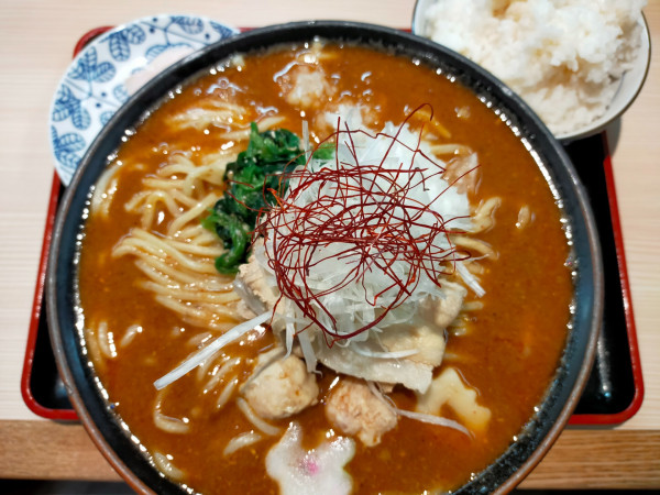 「【限定】旨辛らー麺+麺増し白飯大しっ鳥チャーシュー1750円」@らー麺土俵 鶴嶺峰の写真