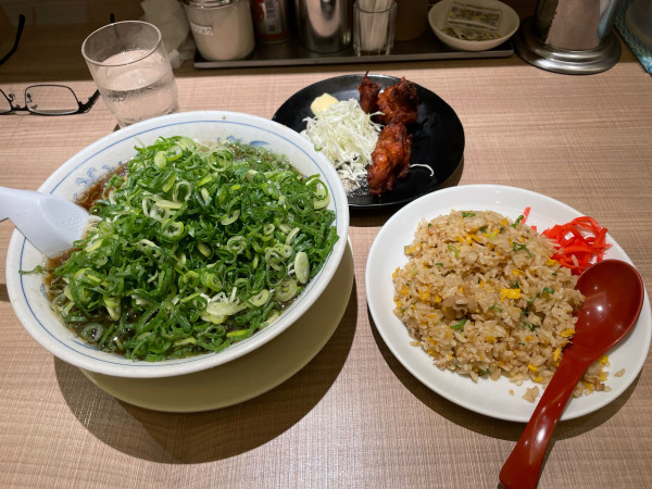 「たかばしラーメン + 焼飯 + 唐揚げ(2個)」@たかばしラーメン 京都南インター店の写真
