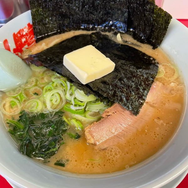 「醤油ラーメン 690円 バター 80円」@ラーメン山岡家 大泉店の写真