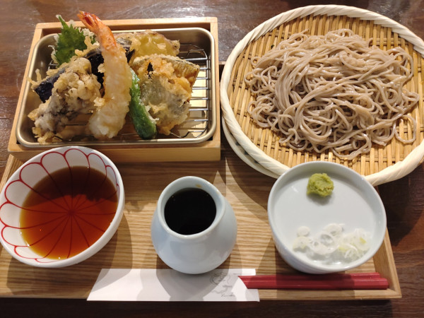「天盛りセット（おそば：ざる 黒）　１５００円」@スタンド JAPA SOBA HANAKO 丸の内店の写真