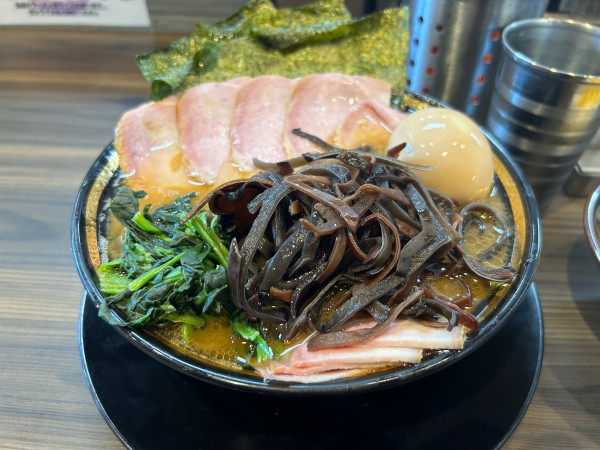 「チャーシューメン5枚　キクラゲ　味玉　フォロワーサービスのり3枚」@家系ラーメン がくの写真