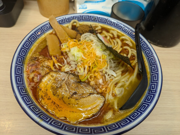 「濃厚狼煙ラーメン大盛りカレーverスパイシーで」@狼煙 大宮店の写真