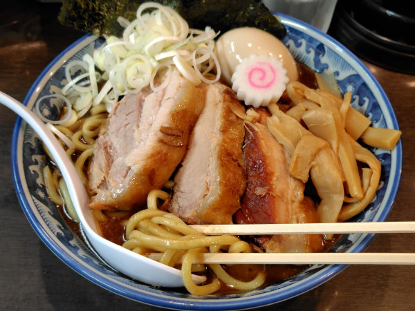 「特製中華そば(中盛300ｇ)·ごはん」@中華そば わた井の写真