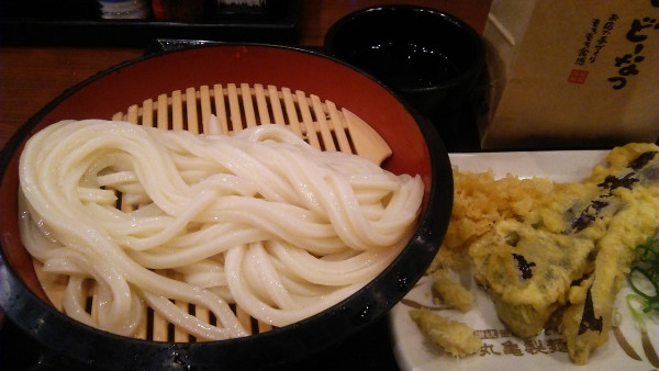 「ざる 並 390円＋長なす天 160円＋うどーなつ 300円」@丸亀製麺 足立鹿浜店の写真