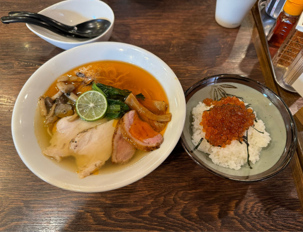 「【限定】 銀鮭と金目鯛の塩そば&いくらごはんセット」@麺屋 真心の写真