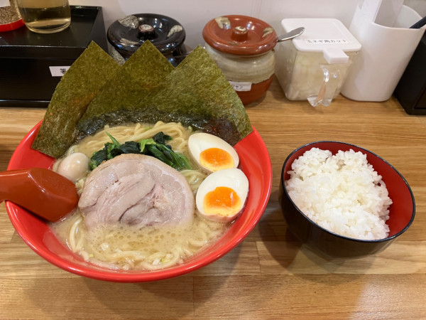 「味玉ラーメン（930円）」@横浜家系ラーメン 赤家 田無店の写真