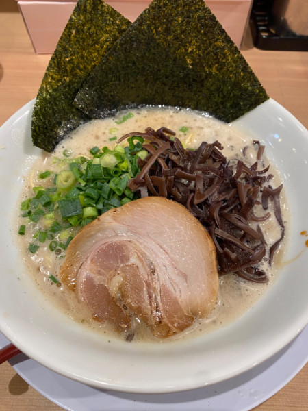 「ラーメン＋キクラゲ」@釜焚きとんこつ がっとん 町田店の写真