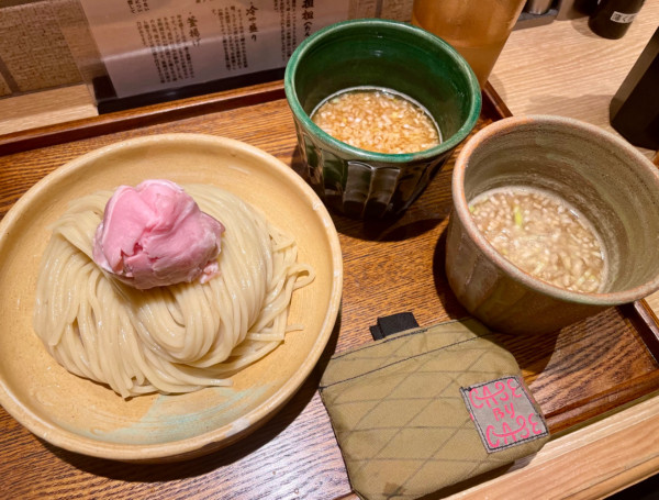 「つけ汁2種つけ麺（にんにく醤油・海老、冷や盛り）」@もちだやの写真