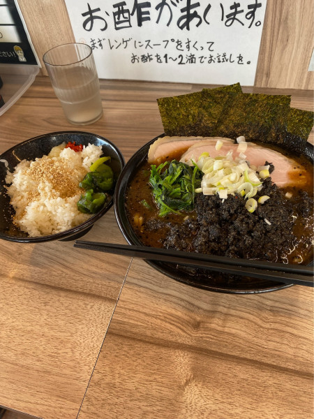 「黒胡麻豚骨坦々麺梅さんカエシ＋ライス」@七代目武道家の写真