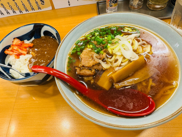 「らーめん半カレーセット」@煮干し醤油ラーメンとカレーの店 たまやの写真