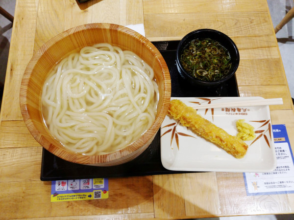 「釜揚げうどん得＋ちくわ天」@丸亀製麺 川崎ルフロン店の写真