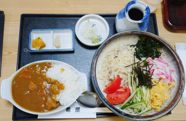 「冷やしたぬきそば＋ミニカレー」@そば処 亀屋の写真