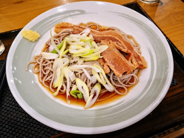 「［期間限定］一枚肉そば（730円）」@しぶそば 多摩川店の写真