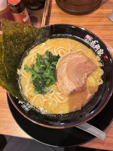 「家系ラーメン並(醤油)680円＋ライスバー150円」@横浜家系ラーメン 壱角家 越谷店の写真