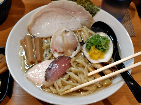 「近江鴨と蛤の塩ラーメン(限定大蛤·太麺)·ライス·特製」@麺屋33の写真