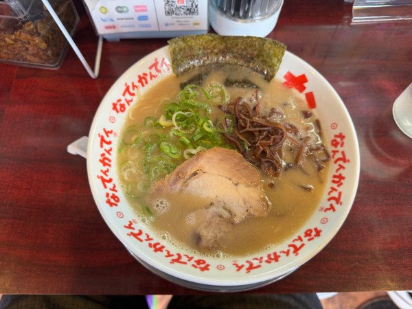 「豚骨ラーメン(バリカタ)900円」@なんでんかんでん 西新宿店の写真