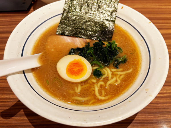 「豚骨醤油ラーメン 並」@究極ラーメン 横濱家 平台本店の写真