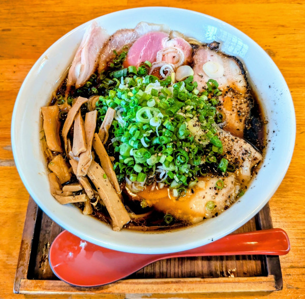 「煮干し焦がし醤油」@麺栞 みかさの写真