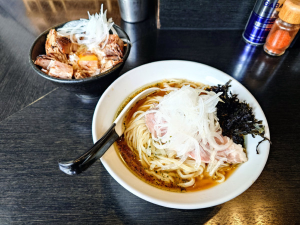 「冷やし煮干しそば+炙り肉玉丼」@陽はまたのぼるの写真