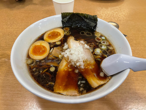 「100年醤油特製ラーメン+ニンニク」@湯乃泉 草加健康センター 草加店の写真