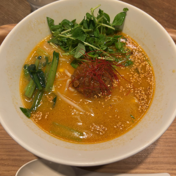 「白胡麻たんたん麺　980円」@T’sたんたん 東京駅京葉ストリート店の写真