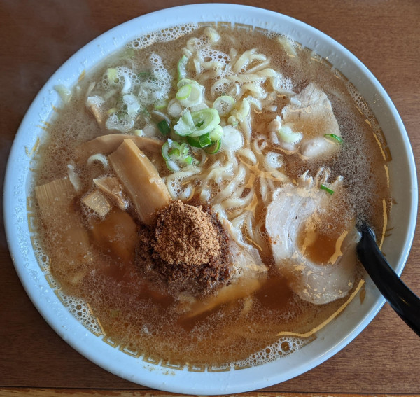 「魚粉入り中華そば＋大盛 990円」@盛来軒 岩上店の写真