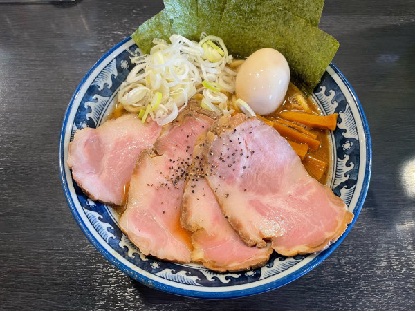 「ラーメン・全部のせ」@油そば 兎に角 南守谷店の写真