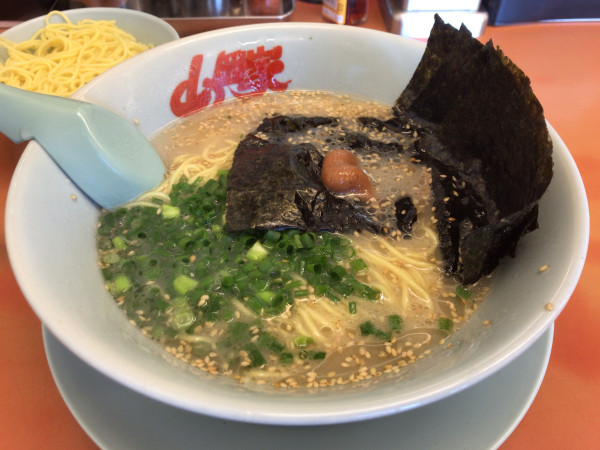 「朝ラーメン(多濃)+替玉(0.5玉)+クーポン海苔5枚 580円」@ラーメン山岡家 さいたま丸ヶ崎店の写真