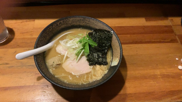 「濃厚鶏骨醤油そば950」@濃厚鶏そば 麺屋武一 新橋本店の写真