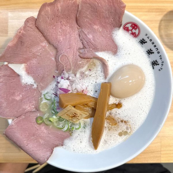 「ラム白湯ラーメン＋全トッピング」@ラム白湯専門店 羊羊羊の写真