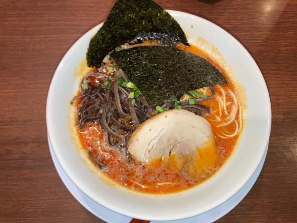 「辛ラーメン　900円」@ばってんラーメン 町田店の写真