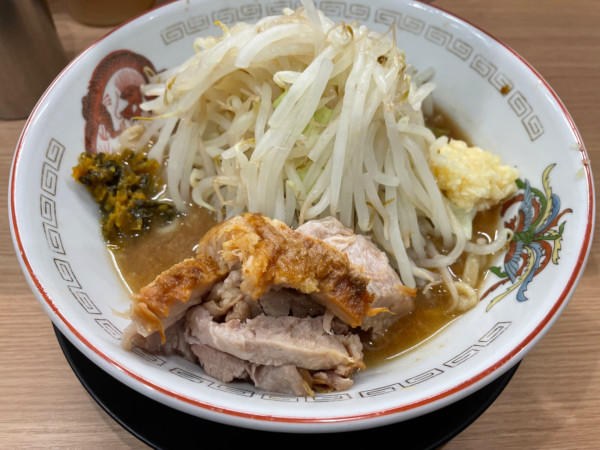 「ミニラーメン、アレ（ニンニク高菜）」@ラーメン豚山 金沢文庫店の写真