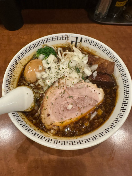「スパイス・味玉ラー麺(ネギ)+肉切れっぱし」@スパイス・ラー麺 卍力 秋葉原店の写真